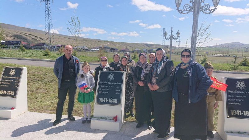 Коллектив Управления соцзащиты Хунзахского района принял участие в возложении цветов к памятнику Матери и сына на мемориальном комплексе "Белые журавли"